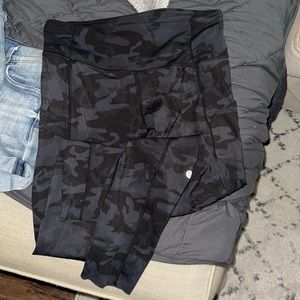 LULULEMON WUNDER UNDER BLUE CAMO SIZE 8